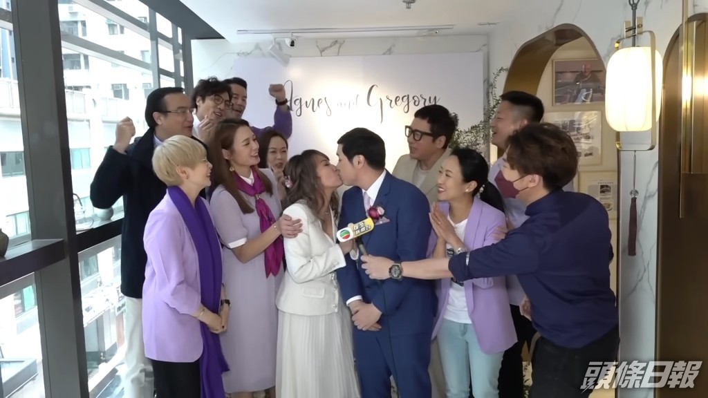 《愛．回家之開心速遞》一班演員都有出席李泳豪婚禮，還起哄要二人在鏡頭面前咀嘴。